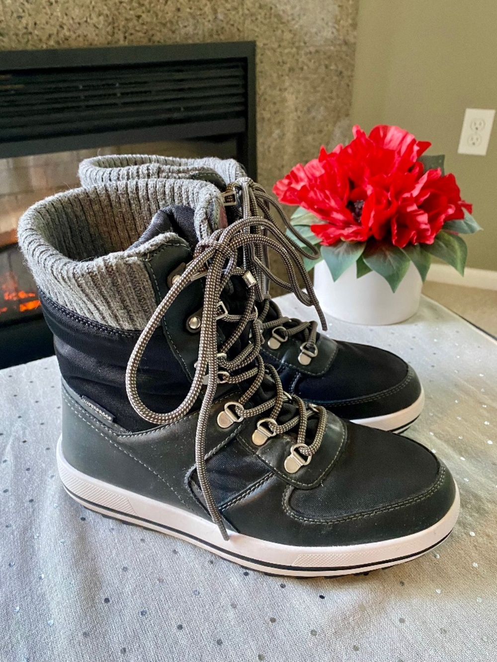 Women’s Cougar Vergio Snow Boots Size 8M